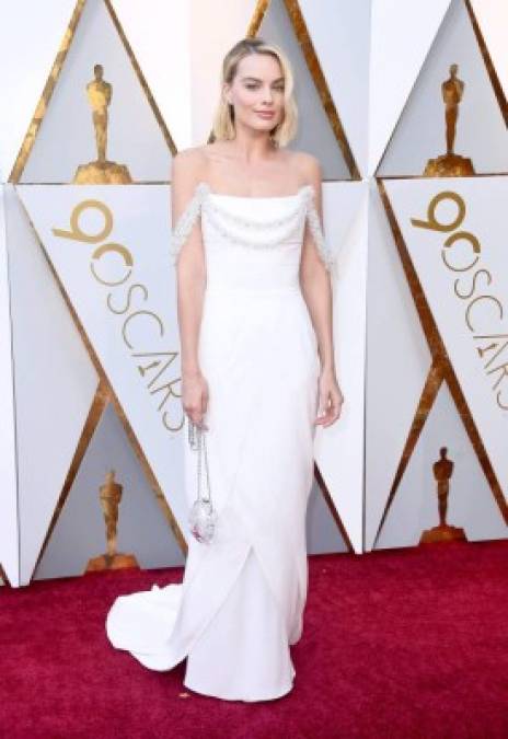 Margot Robbie, nominada a mejor actriz por 'Yo, Tonya', luce hermosa de blanco.