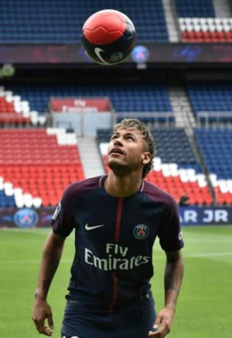 Neymar demostró sus dotes con el balón.