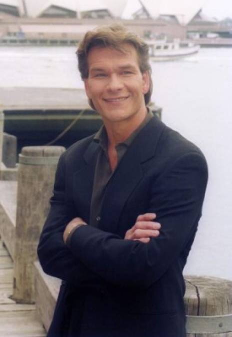 El actor, bailarín y cantautor estadounidense Patrick Wayne Swayze murió el 14 de septiembre de 2009, a los 57 años de edad, a causa de un cáncer pancreático en un hospital de la ciudad de Los Ángeles. <br/><br/>Swayze dejó en audio un testimonio de despedida que forma parte de su autobiografía. Su cuerpo fue incinerado después de su funeral y sus cenizas llevadas a su rancho de Nuevo México por su esposa Lisa.<br/><br/>