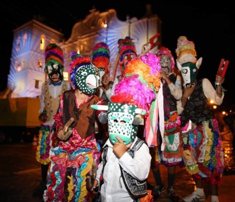 Comayagua celebra noche cultural con show de luces y ritmo