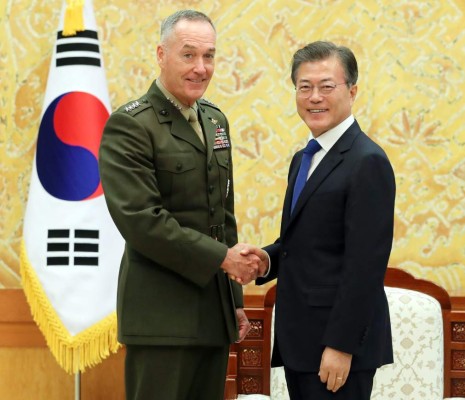 DE01 SEÚL (COREA DEL SUR) 14/08/2017.- El presidente surcoreano, Moon Jae-in (d), posa junto al jefe del Estado Mayor de EEUU, Joseph Dunford, antes de su reunión en Seúl (Corea del Sur) hoy, 14 de agosto de 2017. Moon Jae-in y el general Joseph Dunford se reúnen hoy en Seúl para analizar la tensa escalada dialéctica entre Pyongyang y Washington. Dunford tiene también planeado reunirse por separado con el ministro de Defensa, Song Young-moo, y con su homólogo surcoreano, Lee Sun-jin, que acaba de acceder al cargo. EFE/Yonhap PROHIBIDO SU USO EN COREA DEL SUR