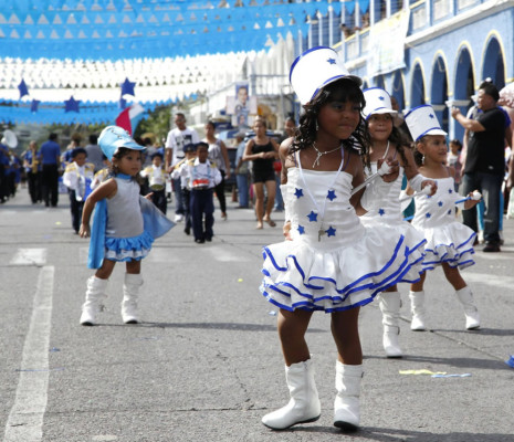 Los niños de Honduras lucen sus mejores galas en los desfiles patrios