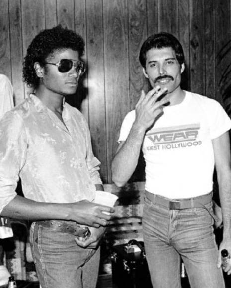 La amistad con Michael Jackson y su llama<br/><br/>En 1983, Freddie Mercury y Michael Jackson estaban planeando grabar un álbum juntos. Tres pistas ya habían sido escritas, pero las sesiones de estudio finalmente fallaron. ¿Por qué? Porque Jackson llevó su llama al estudio. <br/><br/>Según el ex mánager de Mercury, Jim Beach, el cantante lo llamó y le preguntó: '¿Puedes venir aquí? Tienes que sacarme de aquí, estoy grabando con una llama '.<br/><br/>