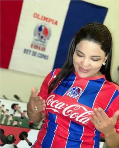 Ariela Cáceres - La presentadora de televisión de HCH siempre demuestra su amor por el Olimpia en las redes sociales.