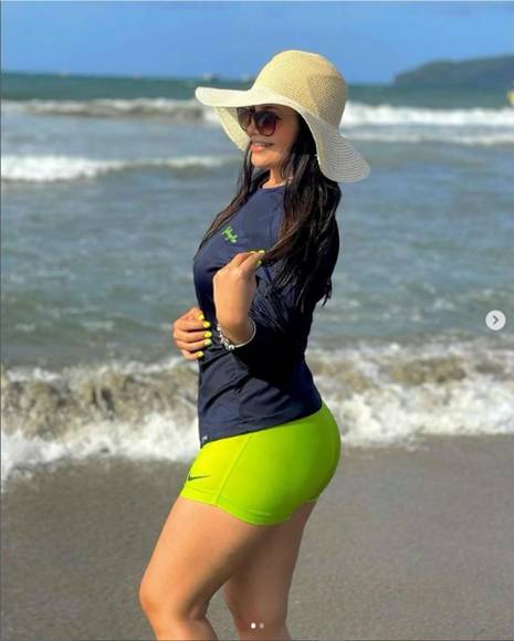 Stephanie Lobo - La novia del joven futbolista del Marathón, Cristian Cálix, se dio una escapadita a la playa.