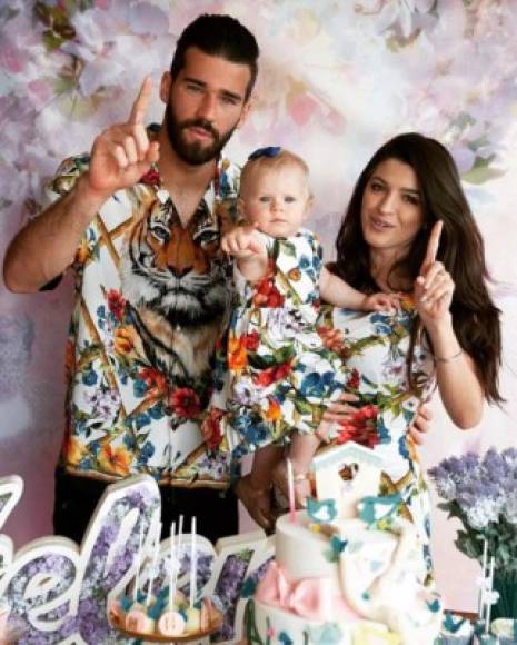 El portero de Brasil no se queda atrás, la esposa de Alisson Becker es una hermosa mujer.