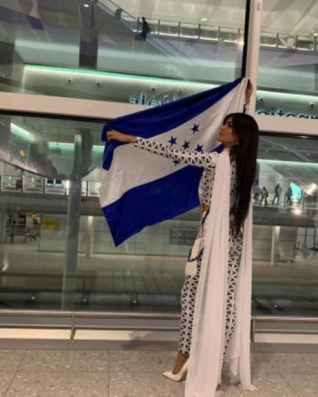 La hondureña portó con mucho orgullo la bandera de Honduras y ha mostrado en sus redes sociales imágenes de su paso por la capital de Inglaterra.