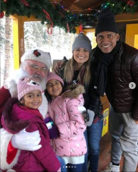 La familia Costly posando con Santa Claus en Colorado.