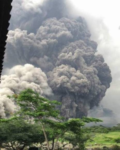 La explosión del volcán de Fuego registrada este domingo es la más fuerte de los últimos años, levantando gruesas columnas de ceniza de hasta 10.000 metros de altura mientras las partículas caen hasta en la capital guatemalteca.