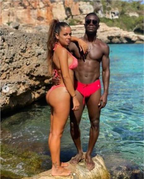 Lago Junior, centrocampista marfileño del Mallorca, y su pareja, Fabiola Parralo, se fueron a las playas de Mallorca para disfrutar las vacaciones.