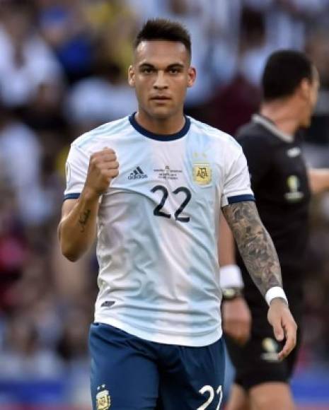 Según publica 'La Gazzetta', el Barcelona estaría dispuesto a pagar la cláusula de rescisión al Inter de Milán de Lautaro Martínez, algo que no desmiente su agente, Beto Yaque, que reconoce que su representando quiere tener más minutos en Italia y que nadie habló con ellos para formular una renovación. El agente estuvo ante los micrófonos de Fox Sport donde ni confirmó ni desmintió el deseo del Barça por su jugador. '¿El Barcelona? Lautaro está bien en el Inter pero él quiere jugar', decía el argentino, algo molesto con los pocos minutos que está teniendo el delantero con la nerazzurri: '¿Si llegara una buena oferta del Barça? No sé cómo se comportaría el Inter, debéis preguntarles a ellos'.