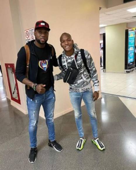 Yustin Arboleda, delantero colombiano del Marathón, se encontró con un amigo en el Aeropuerto Internacional de Tocumen de Panamá cuando iba de vacaciones a Colombia.