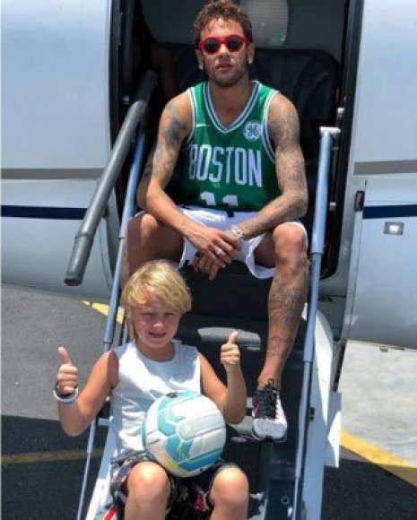 Neymar - El crack brasileño del PSG con su hijo Davi Lucca.