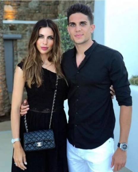 La periodista de Moto GP, Melissa Jiménez y el futbolista español Marc Bartra. La pareja se casó el año pasado y tiene dos hijas en común.