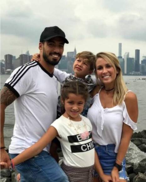 Luis Suárez y su esposa Sofia Balbi, disfrutando de Nueva York con sus hijos.