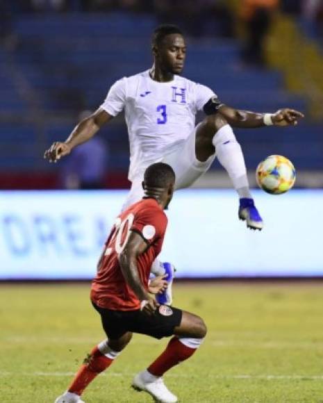 Maynor Figueroa salta para despejar el balón ante la mirada de Jamal Williams.