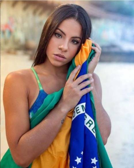 La atleta brasileña saltó a la fama por el escándalo sexual en Río 2016 y ahora triunfa como modelo de bikinis y de joyas.