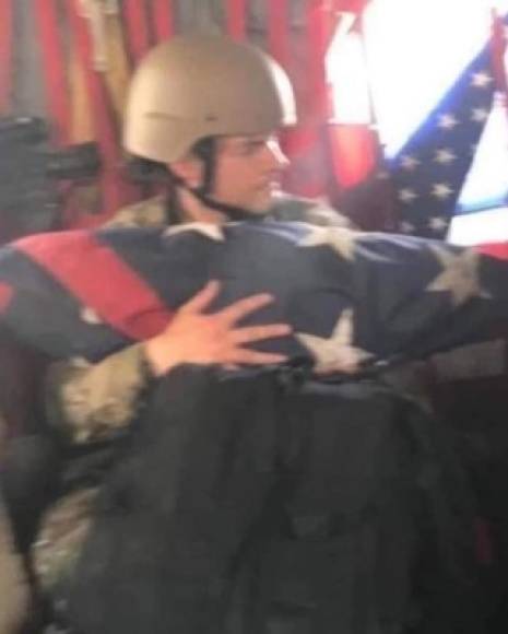 La imagen de un soldado retirando la bandera de Estados Unidos de su embajada en Kabul también causó indignación en EEUU y le valió una lluvia de críticas al presidente número 46.