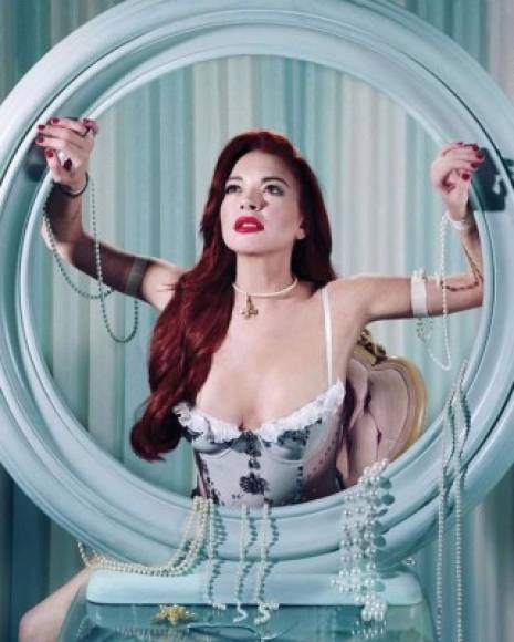 Para la sesión de fotos del especial Lindsay Lohan Break the Internet la actriz se vistió como la versión sensual de las princesa de Disney: Blancanieves, Cenicienta, La Bella Durmiente y La Sirenita.<br/><br/>La actriz mencionó que un día le encantaría interpretar a La Sirenita: 'No es un secreto que me encantaría ser Ariel', dijo a Paper.<br/><br/><br/>Esto como un guiño a su mayor plataforma al estrellato, Disney, con quienes hizo su primera cinta hace 20 años.<br/><br/>