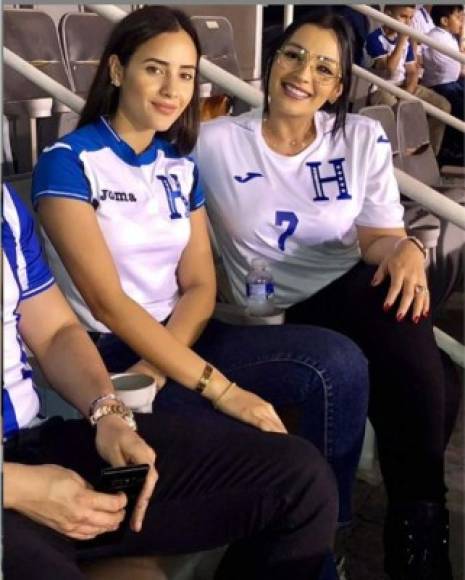 Virgnia Varela, la hermosa esposa del seleccionado Emilio Izaguirre, estuvo en las gradas del estadio Olímpico.