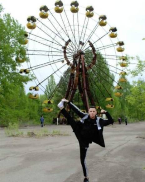 Usuarios en redes sociales consideran irrespetuosas las poses de los influencers en el lugar donde murieron más de 4,000 personas tras la explosión de la central nuclear de Chernobyl.