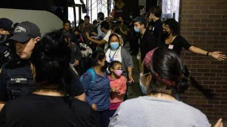 Cientos de migrantes siguen llegando a Nueva York en autobuses procedentes de Texas.