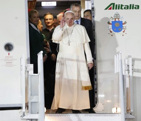 El Papa llega a México en donde es recibido por una multitud