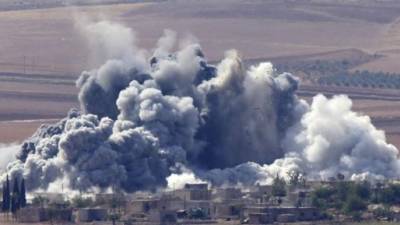 Columnas de humo gris tras un bombardeo de las fuerzas de la coalición. EFE/Archivo