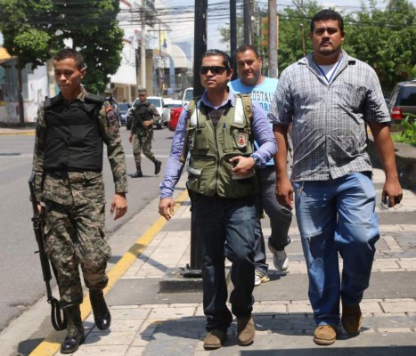 Dieter Quiroz, director de Transporte Municipal, camina bien custodiado en las calles de San Pedro Sula.