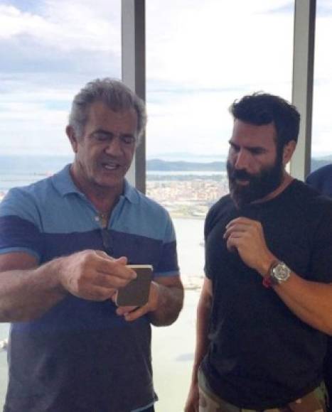 En esta foto presume su encuentro con el actor y director Mel Gibson.