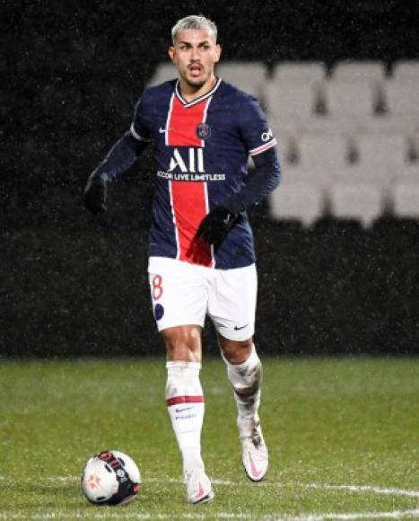 Leonardo Paredes descartó este jueves que vaya a abandonar el París Saint-Germain en el mercado invernal de fichajes, pese a los rumores que le sitúan en el Inter de Milán. 'Estoy muy feliz con mis compañeros y el cuerpo técnico. Disfruto cada día. Espero quedarme en el PSG todavía muchos años. Mucha gente habla de mi futuro, pero me quedo aquí, en París', aseguró el centrocampista argentino en rueda de prensa previa al duelo liguero de mañana contra el Montpellier.<br/><br/>Varios medios señalan que Paredes, de 25 años, que llegó al PSG en enero de 2019 procedente del Zénith de San Petersburgo, podía abandonar el club en el mercado invernal de fichajes en dirección del Inter.