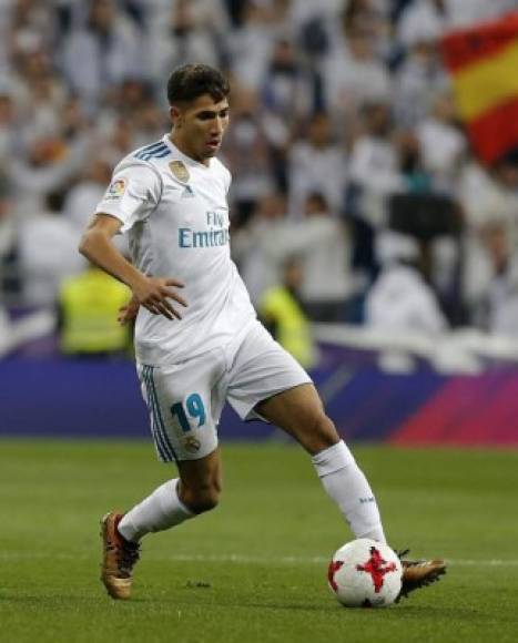 El lateral derecho marroquí Achraf Hakimi es uno de los jugadores que se marcharía del Real Madrid. De hecho, medios españoles anuncia que el club blanco habría llegado a un acuerdo con el Borussia Dortmund para su cesión.