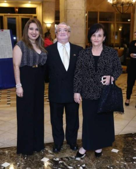 Reina Fonseca, Carlos Wong y Xiomara Martínez.