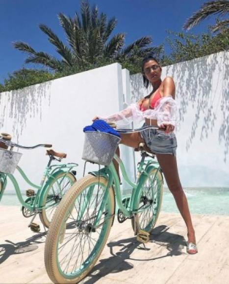 Kourtney está disfrutando su recién obtenida soltería en unas vacaciones en Cabo San Lucas, México con su amiga Stephanie Shepherd.