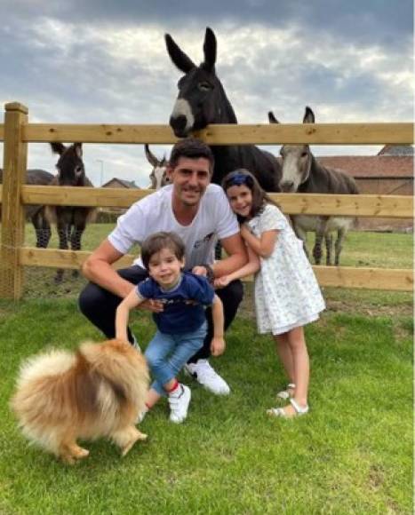 Thibaut Courtois, portero del Real Madrid, aprovecha las vacaciones para visitar una granja con su familia en Bélgica.