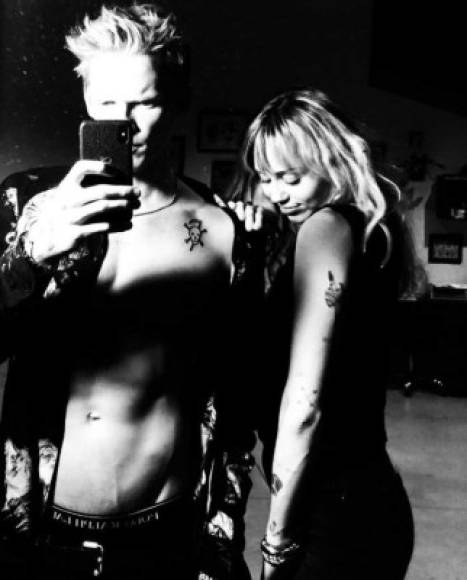 Las imágenes fueron compartidas en Instagram. Las tres fotos fueron captadas frente a un espejo en un estudio donde Cody lució un nuevo tatuaje en el pecho.