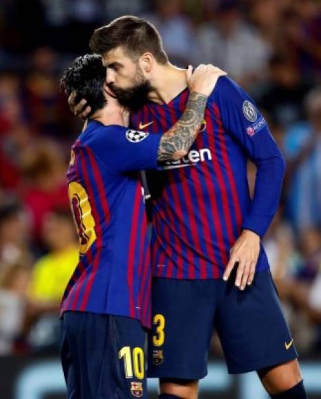 El defensor Gerard Piqué le dejó su respectivo beso a Lionel Messi luego de que el argentino se lució con su hat-trick en la goleada de 4-0 del Barcelona ante PSV.