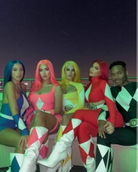Kylie reunió a sus mejores amigos para completar a los personajes (colores) de la serie Power Ranger. ¡Originales!