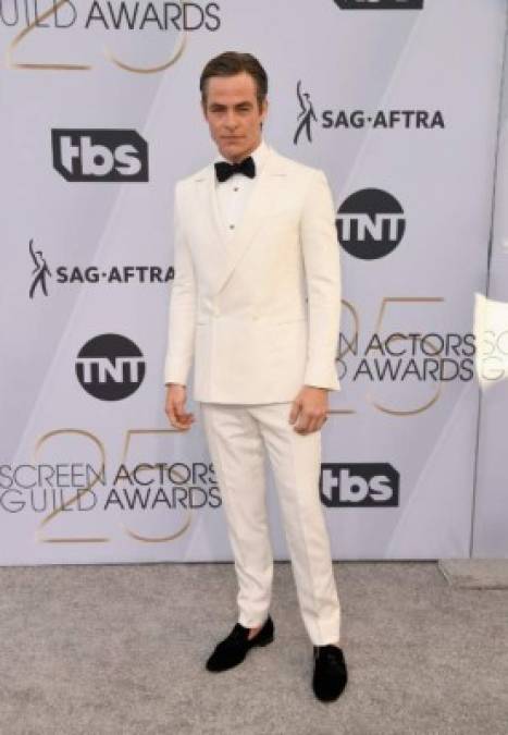 Chris Pine, uno de los presentadores de la noche, apostó por un esmoquin blanco.