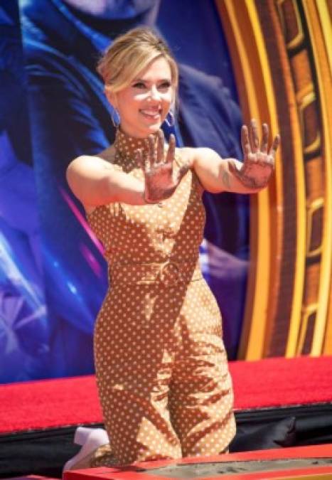 Scarlett Johansson plasmó sus huellas después de casi 10 años dando vida a La Viuda Negra, que pronto estrenara su primera película en solo.
