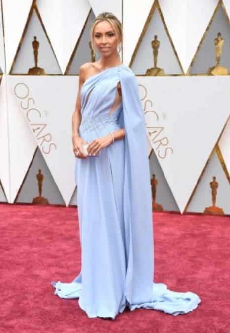 La famosa presentadora de E!, Giuliana Rancic, luce un hermoso vestido del diseñador Georges Chakra.