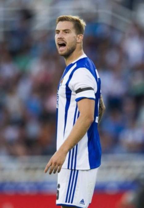 El FC Barcelona lleva un tiempo detrás del central de la Real Sociedad, Iñigo Martínez, y según informan desde Diario Vasco, habría aceptado fichar por el club azulgrana después de la oferta presentada por el conjunto catalán El central está a la espera de que se ultimen los detalles de su contrato y ya le ha comunicado a la Real Sociedad su intención de dejar el club. Y aunque el conjunto txuriurdin no quiere desprenderse de él, el Barcelona pagará los 32 millones de euros de su cláusula de rescisión. Por lo tanto, teniendo ya el 'sí' del jugador, es tan sólo cuestión de tiempo que Martínez sea oficialmente nuevo jugador del Barça tras seis temporadas en el conjunto vasco.