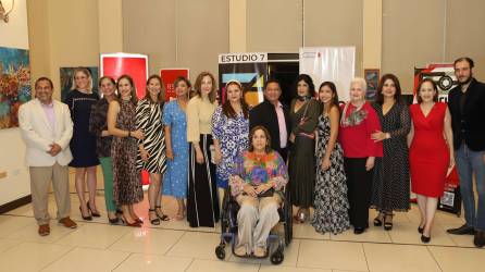 Los organizadores del evento y los artistas que participan en la muestra posan para la fotografía oficial.