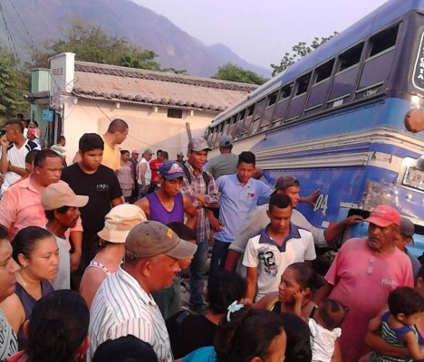 Bus pierde control y deja varios muertos y heridos