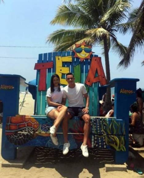 Ángel Tejeda, delantero del Real España, disfrutando de la Semana Santa 2019 con su bella novia Andrea Núñez en Tela.