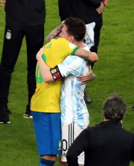 Así fue el tremendo abrazo que le dio Messi a Neymar. Estuvieron así por un buen rato.