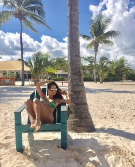 Carmen Villalobos aprovecha su tiempo libre para descansar en la playa en donde exhibe sus atributos.