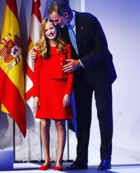 Menos de 20 días después de protagonizar su histórico viaje a Asturias, donde presenció, por primera vez, los premios que llevan su nombre -los Princesa de Asturias- y pronunció su primer discurso, la princesa Leonor debutó en otro gran acto institucional, otra entrega de galardones que también llevan su nombre. <br/><br/>En este caso se trata de los Premios Princesa de Girona, celebrados este lunes en Barcelona en medio de una gran tensión política y de un amplio dispositivo de seguridad.