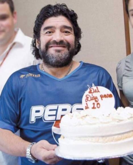 Además de jugar, Maradona en el 2006 se puso la camiseta del Motagua y festejó en ese entonces su cumpleaños en suelo hondureño.
