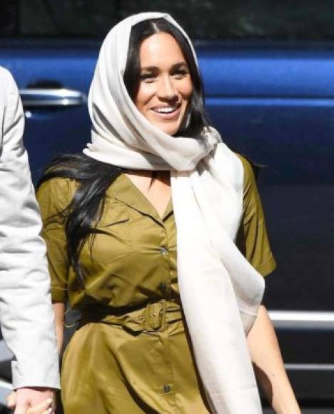 Meghan se quitó la ropa informal y llevaba un vestido verde oliva hasta el suelo con una velo para cubrirse la cabeza.